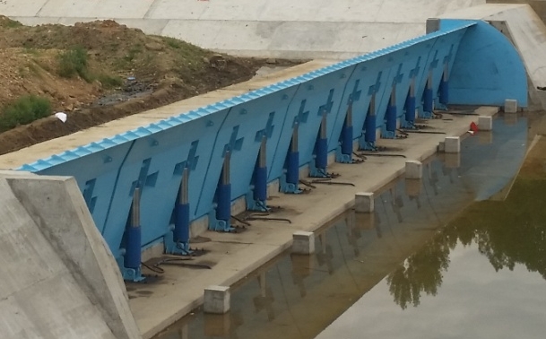 Comparison of Operation Parameters of Hydraulic Elevator Dam and Hydraulic Lifting Dam