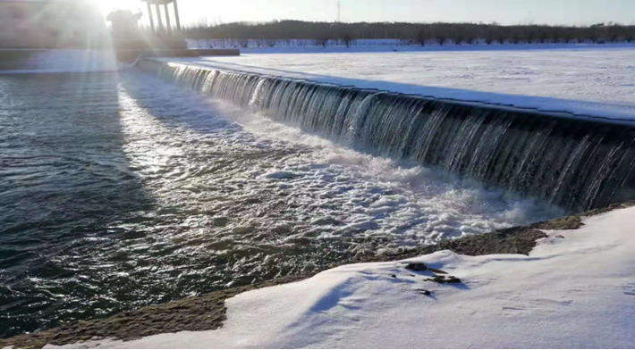 Hydraulic elevator dam